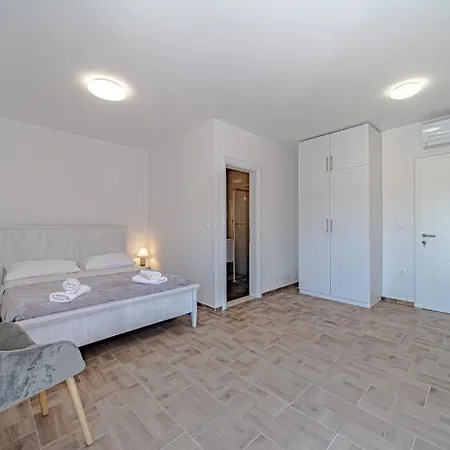 Angela By Guide Willa Duba Stonska