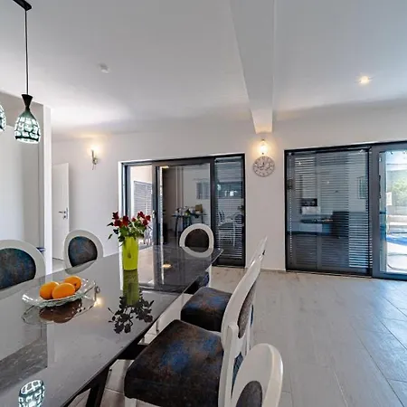 Villa Angela By Guide *