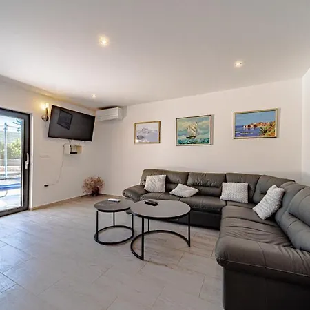 Villa Angela By Guide Duba Stonska