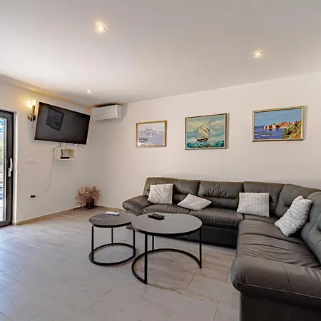 Angela By Guide Willa Duba Stonska